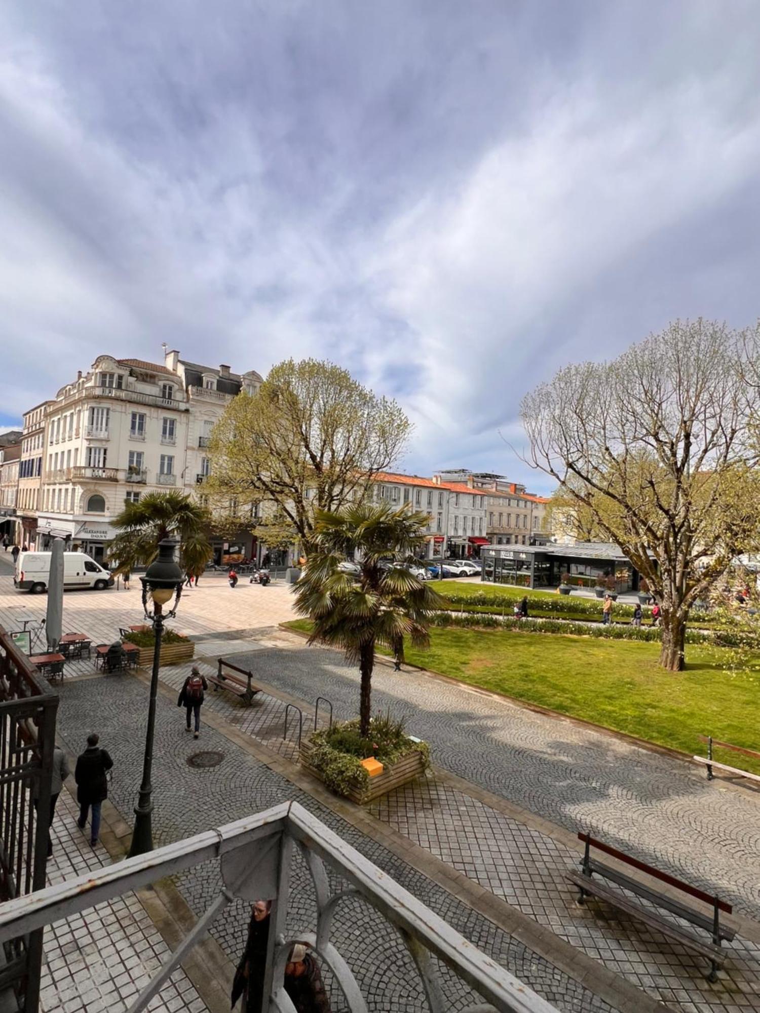 La Colbertine - Charming Apartment In Place Colbert Rochefort  Bagian luar foto