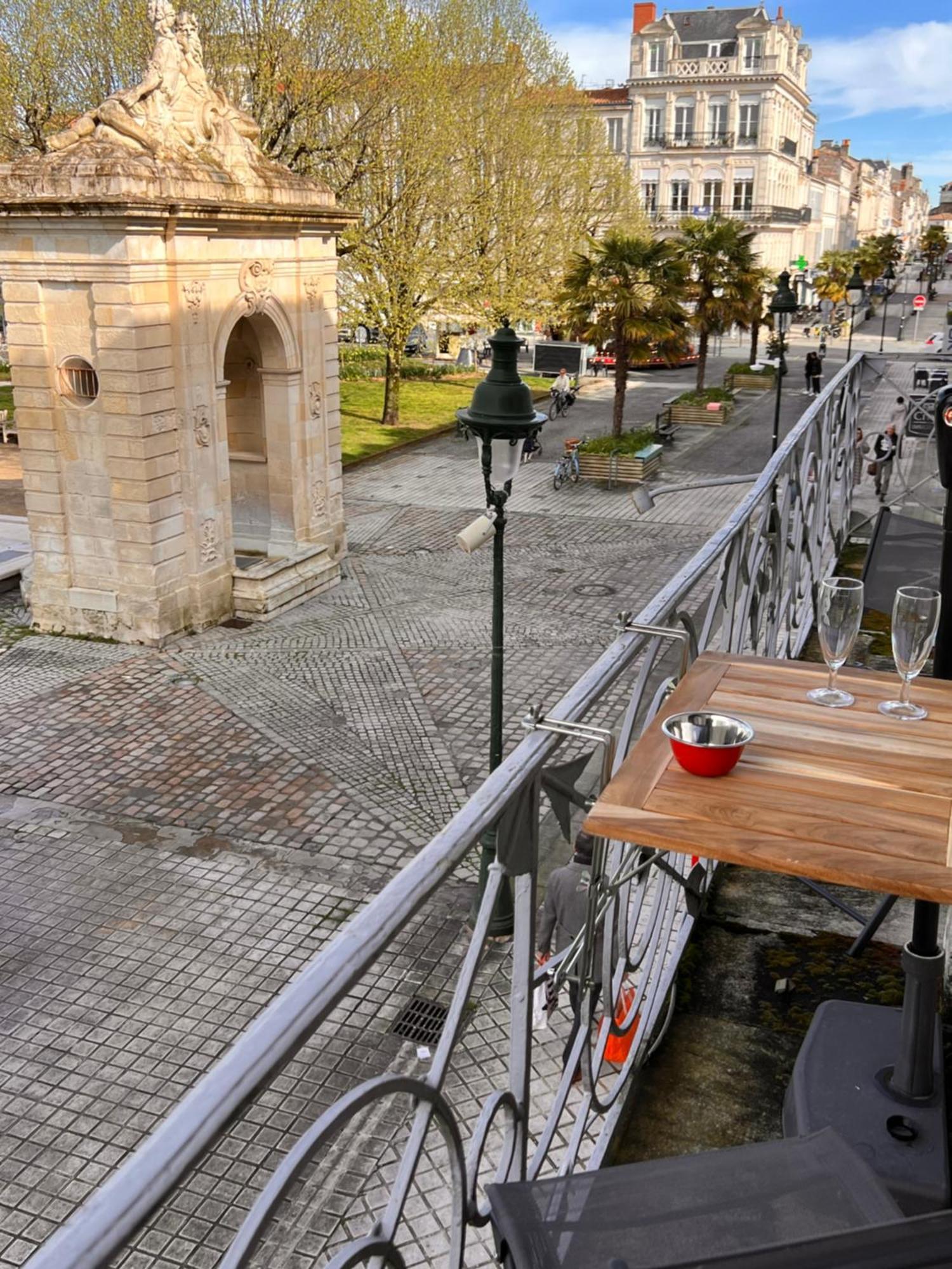 La Colbertine - Charming Apartment In Place Colbert Rochefort  Bagian luar foto